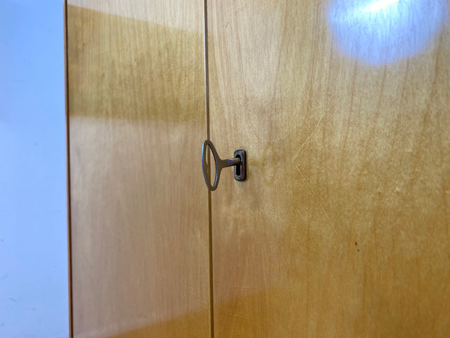 Schöner und sehr gut erhaltener heller 60er Jahre Kleiderschrank mit Kleiderstange & konischen Füssen I Schrank Schlafzimmerschrank Wardrobe Wäscheschrank Mid-Century Vintage I