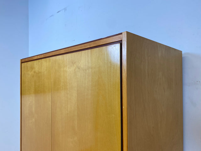 Schöner und sehr gut erhaltener heller 60er Jahre Kleiderschrank mit Kleiderstange & konischen Füssen I Schrank Schlafzimmerschrank Wardrobe Wäscheschrank Mid-Century Vintage I