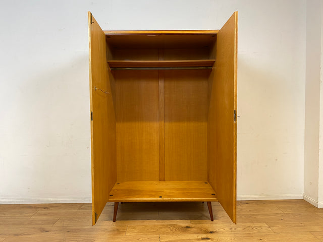 Schöner und sehr gut erhaltener heller 60er Jahre Kleiderschrank mit Kleiderstange & konischen Füssen I Schrank Schlafzimmerschrank Wardrobe Wäscheschrank Mid-Century Vintage I