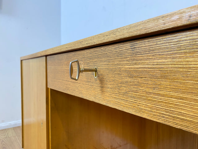 WMK I Minimalistischer heller 60er Jahre Schreibtisch von Musterring, freistehend mit Regal Rückseite