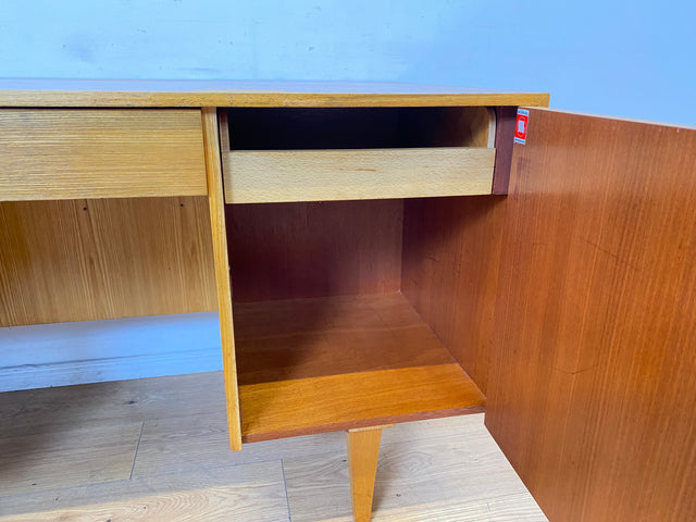 WMK I Minimalistischer heller 60er Jahre Schreibtisch von Musterring, freistehend mit Regal Rückseite