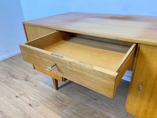 WMK I Minimalistischer heller 60er Jahre Schreibtisch von Musterring, freistehend mit Regal Rückseite