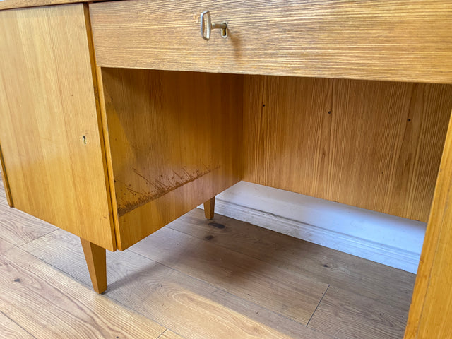 WMK I Minimalistischer heller 60er Jahre Schreibtisch von Musterring, freistehend mit Regal Rückseite