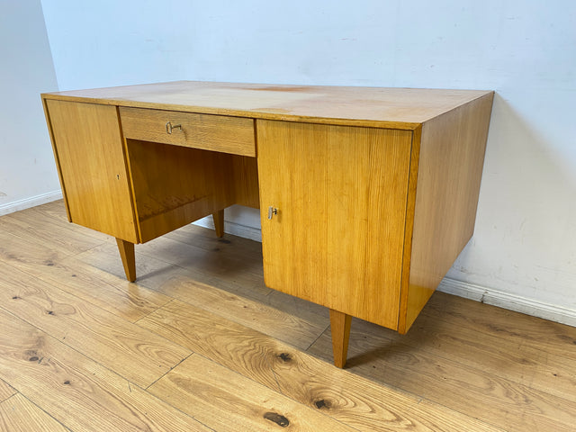 WMK I Minimalistischer heller 60er Jahre Schreibtisch von Musterring, freistehend mit Regal Rückseite