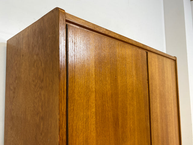 Schöner heller 60er Jahre Wäscheschrank in Eiche mit Regelböden & ausziehbarer Kleiderstange I Schrank Kleiderschrank Flurschrank Garderobe Highboard Mid-Century Vintage I