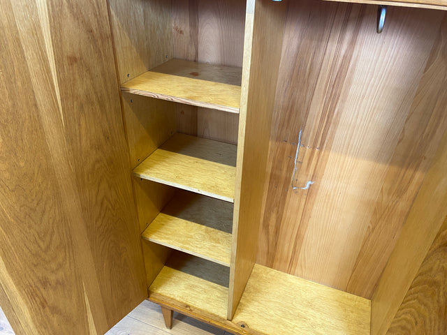 Schöner heller 60er Jahre Wäscheschrank in Eiche mit Regelböden & ausziehbarer Kleiderstange I Schrank Kleiderschrank Flurschrank Garderobe Highboard Mid-Century Vintage I