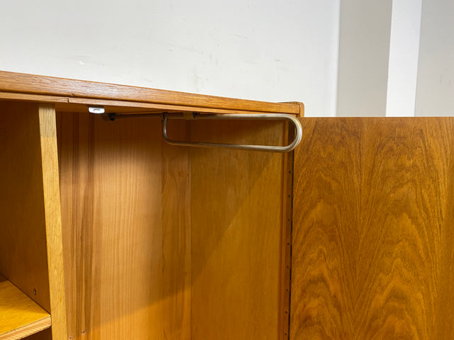 Schöner heller 60er Jahre Wäscheschrank in Eiche mit Regelböden & ausziehbarer Kleiderstange I Schrank Kleiderschrank Flurschrank Garderobe Highboard Mid-Century Vintage I
