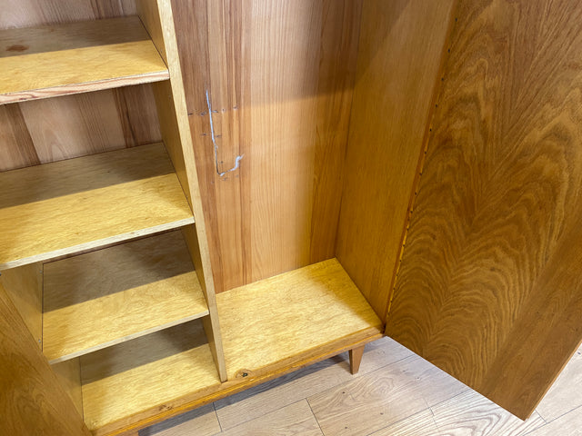 Schöner heller 60er Jahre Wäscheschrank in Eiche mit Regelböden & ausziehbarer Kleiderstange I Schrank Kleiderschrank Flurschrank Garderobe Highboard Mid-Century Vintage I
