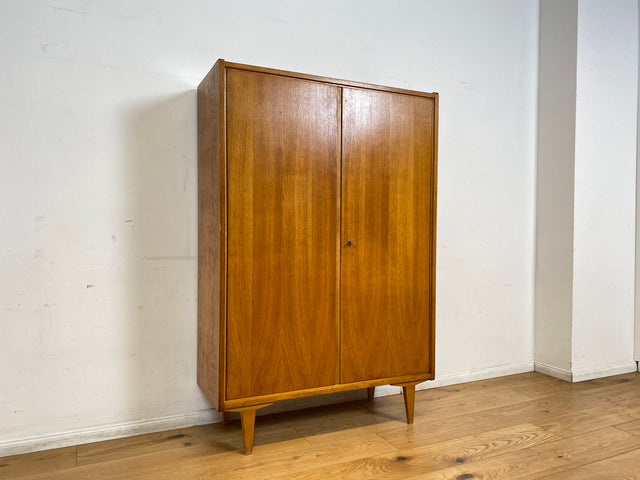 Schöner heller 60er Jahre Wäscheschrank in Eiche mit Regelböden & ausziehbarer Kleiderstange I Schrank Kleiderschrank Flurschrank Garderobe Highboard Mid-Century Vintage I