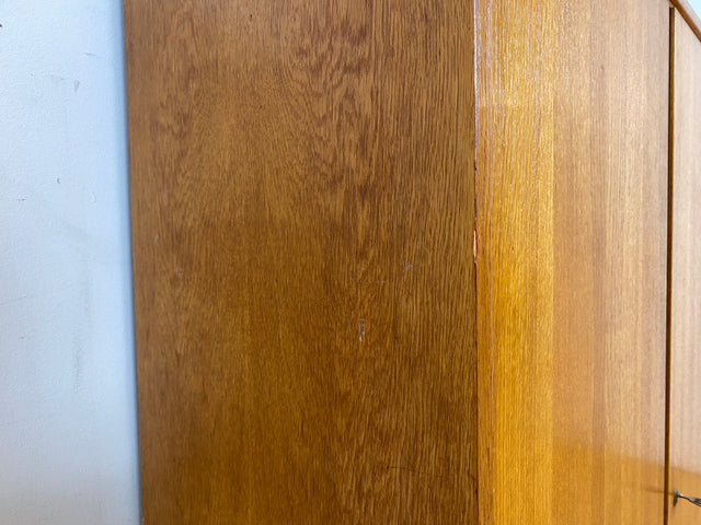 Schöner heller 60er Jahre Wäscheschrank in Eiche mit Regelböden & ausziehbarer Kleiderstange I Schrank Kleiderschrank Flurschrank Garderobe Highboard Mid-Century Vintage I