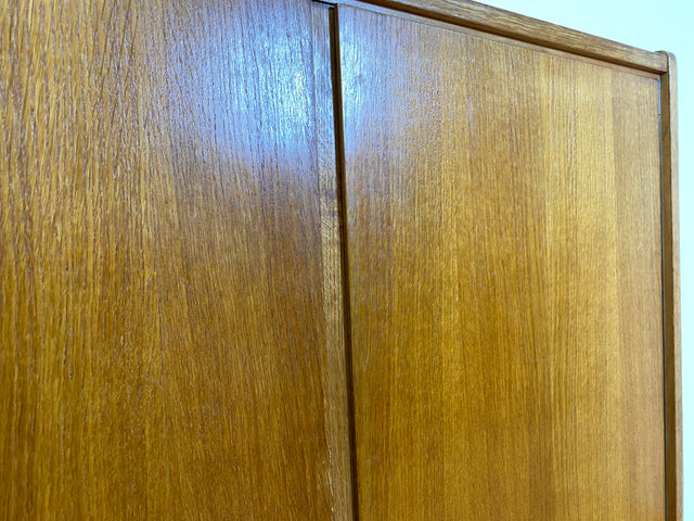 Schöner heller 60er Jahre Wäscheschrank in Eiche mit Regelböden & ausziehbarer Kleiderstange I Schrank Kleiderschrank Flurschrank Garderobe Highboard Mid-Century Vintage I