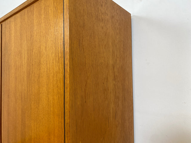 Schöner heller 60er Jahre Wäscheschrank in Eiche mit Regelböden & ausziehbarer Kleiderstange I Schrank Kleiderschrank Flurschrank Garderobe Highboard Mid-Century Vintage I