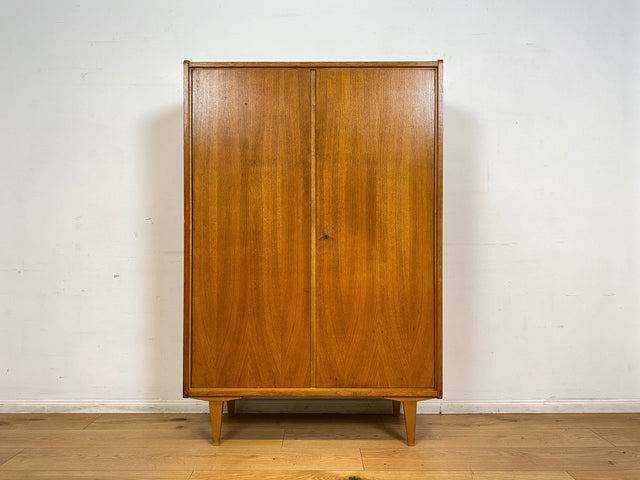 Schöner heller 60er Jahre Wäscheschrank in Eiche mit Regelböden & ausziehbarer Kleiderstange I Schrank Kleiderschrank Flurschrank Garderobe Highboard Mid-Century Vintage I