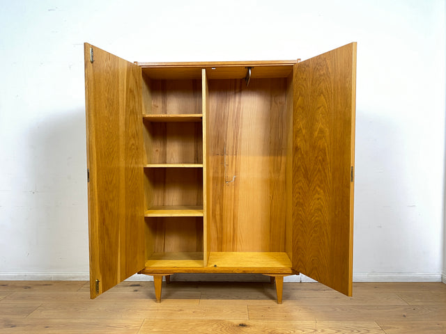 Schöner heller 60er Jahre Wäscheschrank in Eiche mit Regelböden & ausziehbarer Kleiderstange I Schrank Kleiderschrank Flurschrank Garderobe Highboard Mid-Century Vintage I