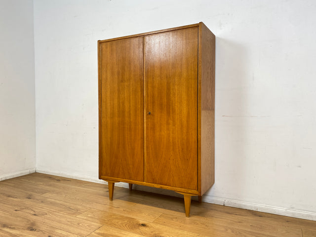 Schöner heller 60er Jahre Wäscheschrank in Eiche mit Regelböden & ausziehbarer Kleiderstange I Schrank Kleiderschrank Flurschrank Garderobe Highboard Mid-Century Vintage I