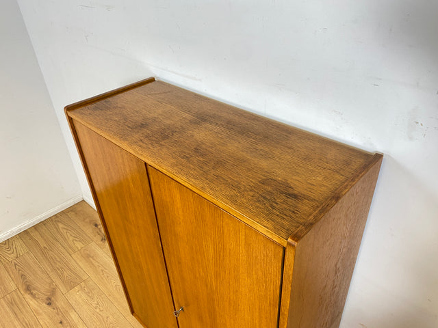 Schöner heller 60er Jahre Wäscheschrank in Eiche mit Regelböden & ausziehbarer Kleiderstange I Schrank Kleiderschrank Flurschrank Garderobe Highboard Mid-Century Vintage I
