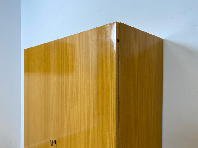 Minimalistischer heller 70er Jahre Schrank mit Kleiderstange & Böden I Garderobenschrank Wäscheschrank Kleiderschrank Schrank Flurschrank Wardrobe Garderobe Retro Vintage I