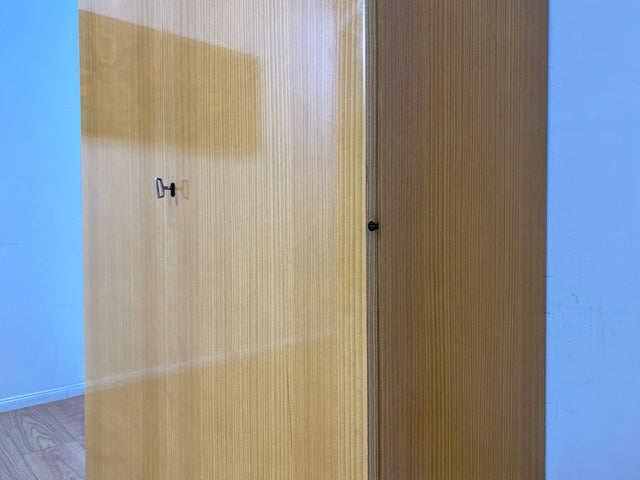 Minimalistischer heller 70er Jahre Schrank mit Kleiderstange & Böden I Garderobenschrank Wäscheschrank Kleiderschrank Schrank Flurschrank Wardrobe Garderobe Retro Vintage I