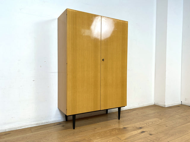 Minimalistischer heller 70er Jahre Schrank mit Kleiderstange & Böden I Garderobenschrank Wäscheschrank Kleiderschrank Schrank Flurschrank Wardrobe Garderobe Retro Vintage I