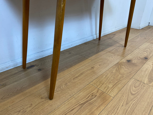 Minimalistischer heller Mid-Century Couchtisch mit Intarsien und zeittypischen konischen Tischfüßen