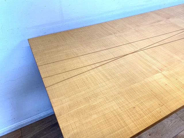 Minimalistischer heller Mid-Century Couchtisch mit Intarsien und zeittypischen konischen Tischfüßen