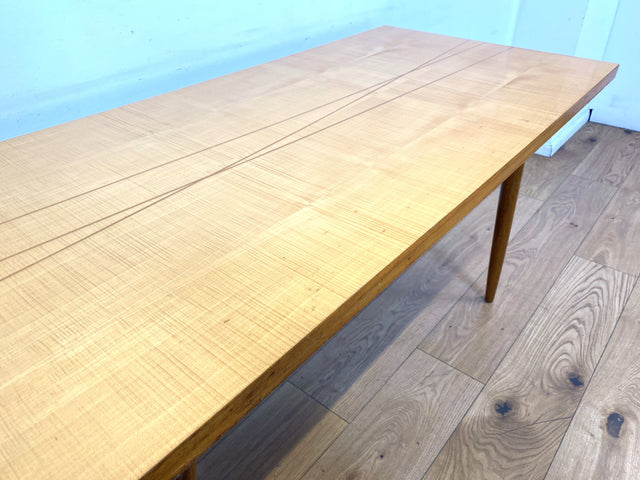 Minimalistischer heller Mid-Century Couchtisch mit Intarsien und zeittypischen konischen Tischfüßen