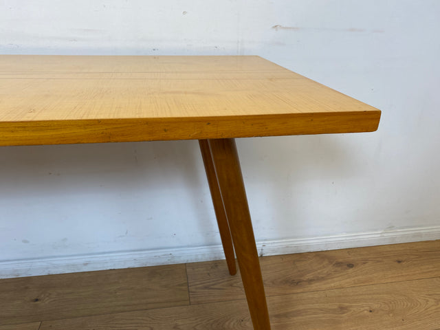 Minimalistischer heller Mid-Century Couchtisch mit Intarsien und zeittypischen konischen Tischfüßen