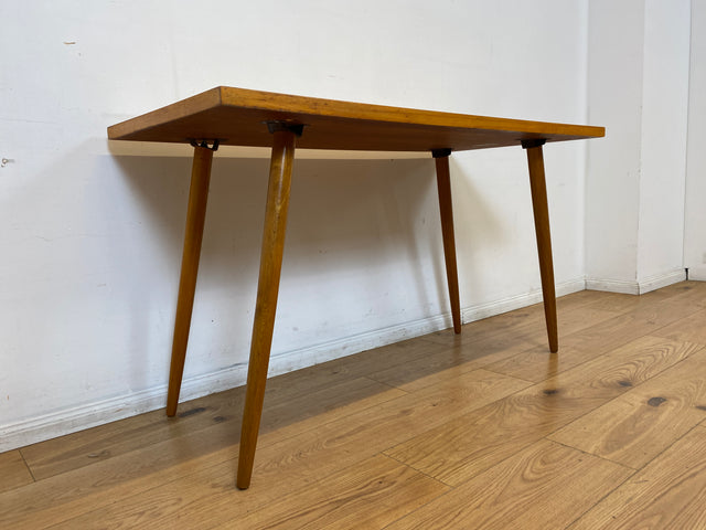 Minimalistischer heller Mid-Century Couchtisch mit Intarsien und zeittypischen konischen Tischfüßen