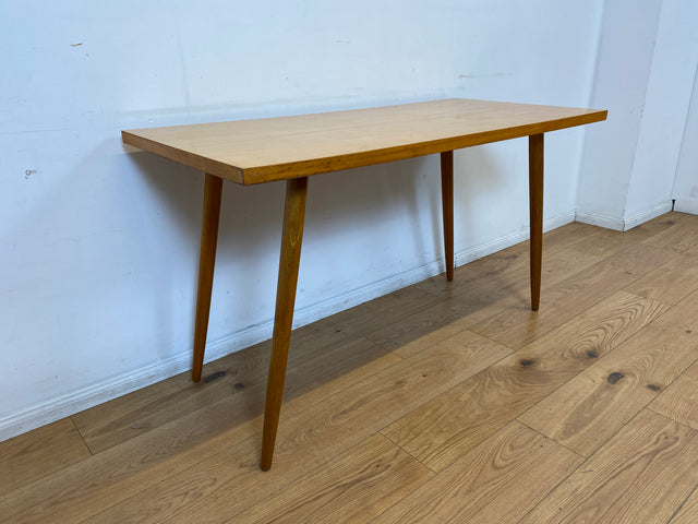 Minimalistischer heller Mid-Century Couchtisch mit Intarsien und zeittypischen konischen Tischfüßen