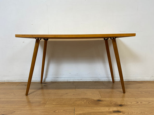 Minimalistischer heller Mid-Century Couchtisch mit Intarsien und zeittypischen konischen Tischfüßen
