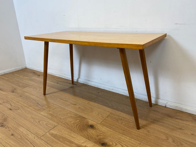 Minimalistischer heller Mid-Century Couchtisch mit Intarsien und zeittypischen konischen Tischfüßen