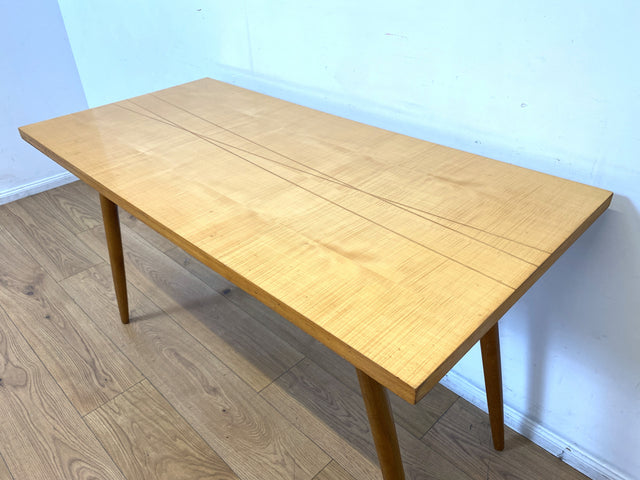 Minimalistischer heller Mid-Century Couchtisch mit Intarsien und zeittypischen konischen Tischfüßen