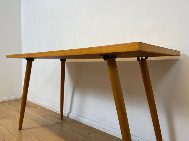 Minimalistischer heller Mid-Century Couchtisch mit Intarsien und zeittypischen konischen Tischfüßen