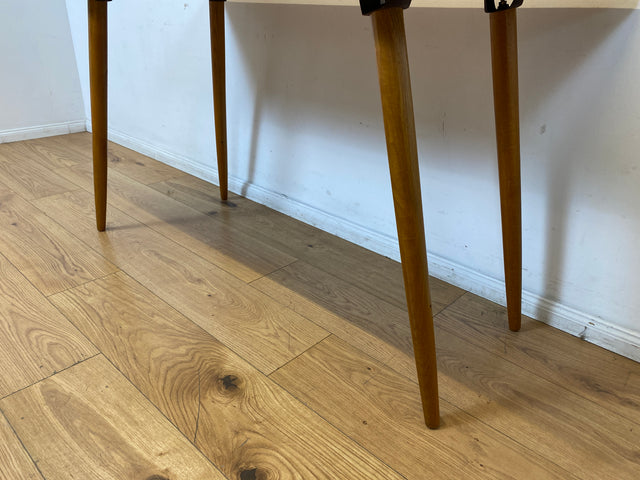 Minimalistischer heller Mid-Century Couchtisch mit Intarsien und zeittypischen konischen Tischfüßen