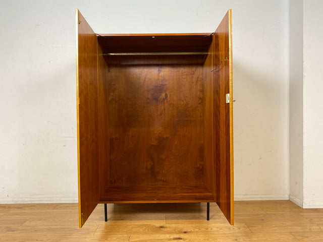 Freundlicher heller Mid-Century Kleiderschrank aus 1963 mit Kleiderstange I Schrank Schlafzimmerschrank Flurschrank Garderobe Garderobenschrank Wardrobe Vintage Retro VEB I