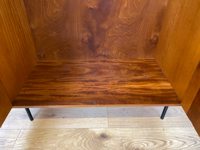 Freundlicher heller Mid-Century Kleiderschrank aus 1963 mit Kleiderstange I Schrank Schlafzimmerschrank Flurschrank Garderobe Garderobenschrank Wardrobe Vintage Retro VEB I