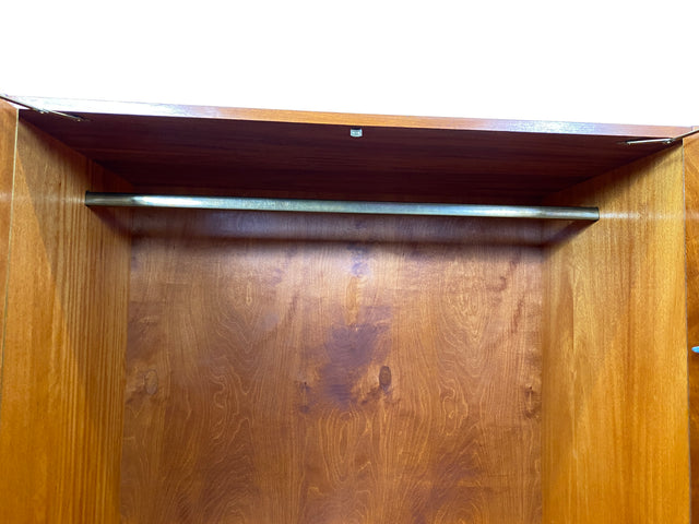 Freundlicher heller Mid-Century Kleiderschrank aus 1963 mit Kleiderstange I Schrank Schlafzimmerschrank Flurschrank Garderobe Garderobenschrank Wardrobe Vintage Retro VEB I