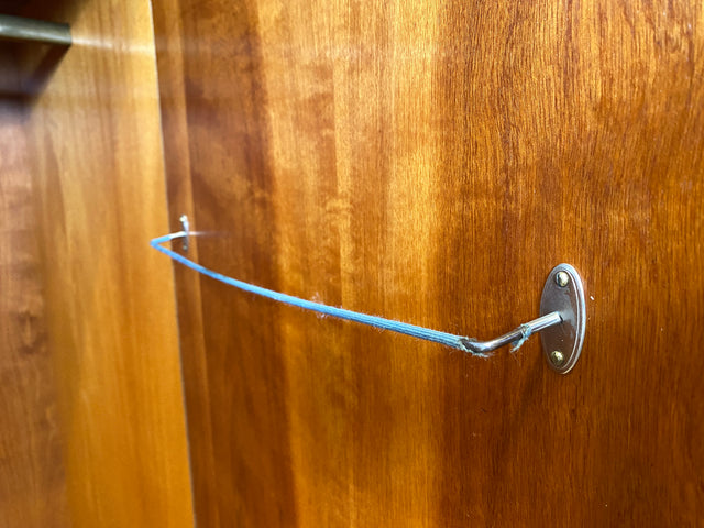 Freundlicher heller Mid-Century Kleiderschrank aus 1963 mit Kleiderstange I Schrank Schlafzimmerschrank Flurschrank Garderobe Garderobenschrank Wardrobe Vintage Retro VEB I