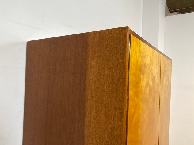 Freundlicher heller Mid-Century Kleiderschrank aus 1963 mit Kleiderstange I Schrank Schlafzimmerschrank Flurschrank Garderobe Garderobenschrank Wardrobe Vintage Retro VEB I
