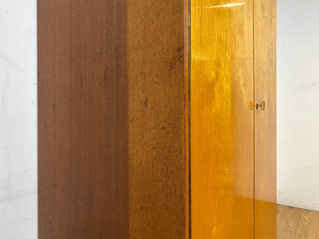 Freundlicher heller Mid-Century Kleiderschrank aus 1963 mit Kleiderstange I Schrank Schlafzimmerschrank Flurschrank Garderobe Garderobenschrank Wardrobe Vintage Retro VEB I