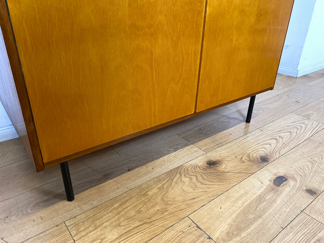 Freundlicher heller Mid-Century Kleiderschrank aus 1963 mit Kleiderstange I Schrank Schlafzimmerschrank Flurschrank Garderobe Garderobenschrank Wardrobe Vintage Retro VEB I