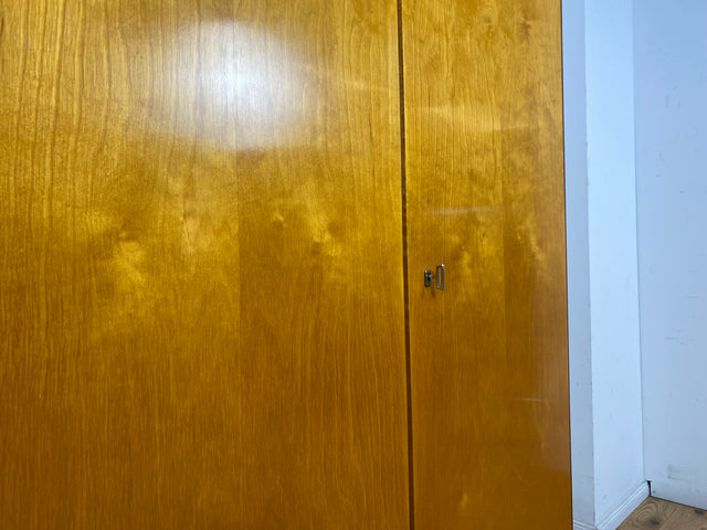 Freundlicher heller Mid-Century Kleiderschrank aus 1963 mit Kleiderstange I Schrank Schlafzimmerschrank Flurschrank Garderobe Garderobenschrank Wardrobe Vintage Retro VEB I