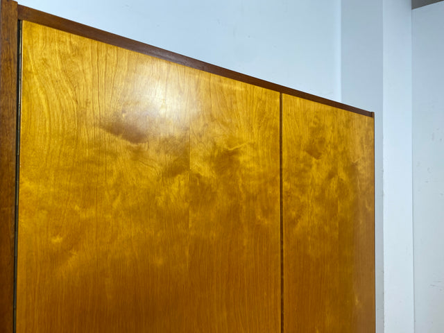 Freundlicher heller Mid-Century Kleiderschrank aus 1963 mit Kleiderstange I Schrank Schlafzimmerschrank Flurschrank Garderobe Garderobenschrank Wardrobe Vintage Retro VEB I