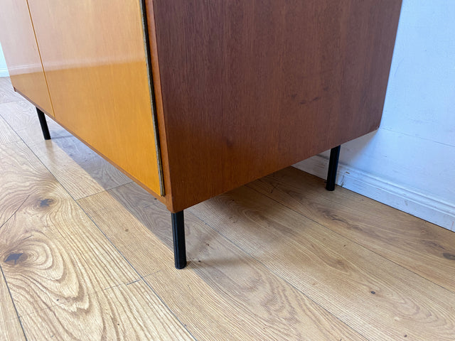 Freundlicher heller Mid-Century Kleiderschrank aus 1963 mit Kleiderstange I Schrank Schlafzimmerschrank Flurschrank Garderobe Garderobenschrank Wardrobe Vintage Retro VEB I