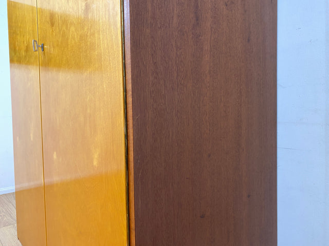 Freundlicher heller Mid-Century Kleiderschrank aus 1963 mit Kleiderstange I Schrank Schlafzimmerschrank Flurschrank Garderobe Garderobenschrank Wardrobe Vintage Retro VEB I