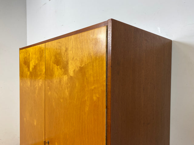 Freundlicher heller Mid-Century Kleiderschrank aus 1963 mit Kleiderstange I Schrank Schlafzimmerschrank Flurschrank Garderobe Garderobenschrank Wardrobe Vintage Retro VEB I