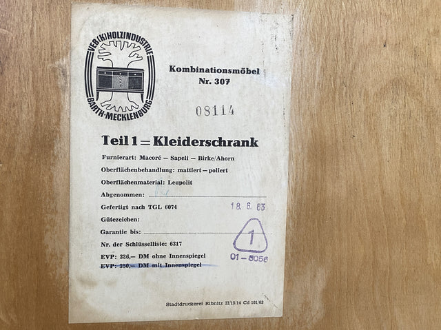 Freundlicher heller Mid-Century Kleiderschrank aus 1963 mit Kleiderstange I Schrank Schlafzimmerschrank Flurschrank Garderobe Garderobenschrank Wardrobe Vintage Retro VEB I