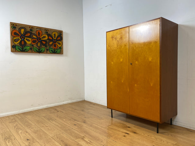 Freundlicher heller Mid-Century Kleiderschrank aus 1963 mit Kleiderstange I Schrank Schlafzimmerschrank Flurschrank Garderobe Garderobenschrank Wardrobe Vintage Retro VEB I