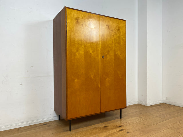 Freundlicher heller Mid-Century Kleiderschrank aus 1963 mit Kleiderstange I Schrank Schlafzimmerschrank Flurschrank Garderobe Garderobenschrank Wardrobe Vintage Retro VEB I