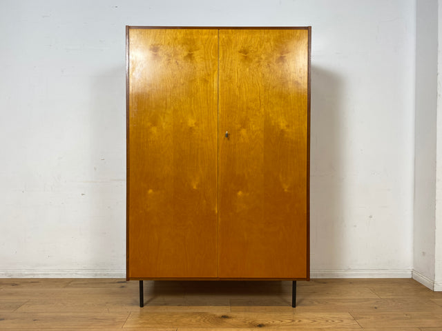 Freundlicher heller Mid-Century Kleiderschrank aus 1963 mit Kleiderstange I Schrank Schlafzimmerschrank Flurschrank Garderobe Garderobenschrank Wardrobe Vintage Retro VEB I
